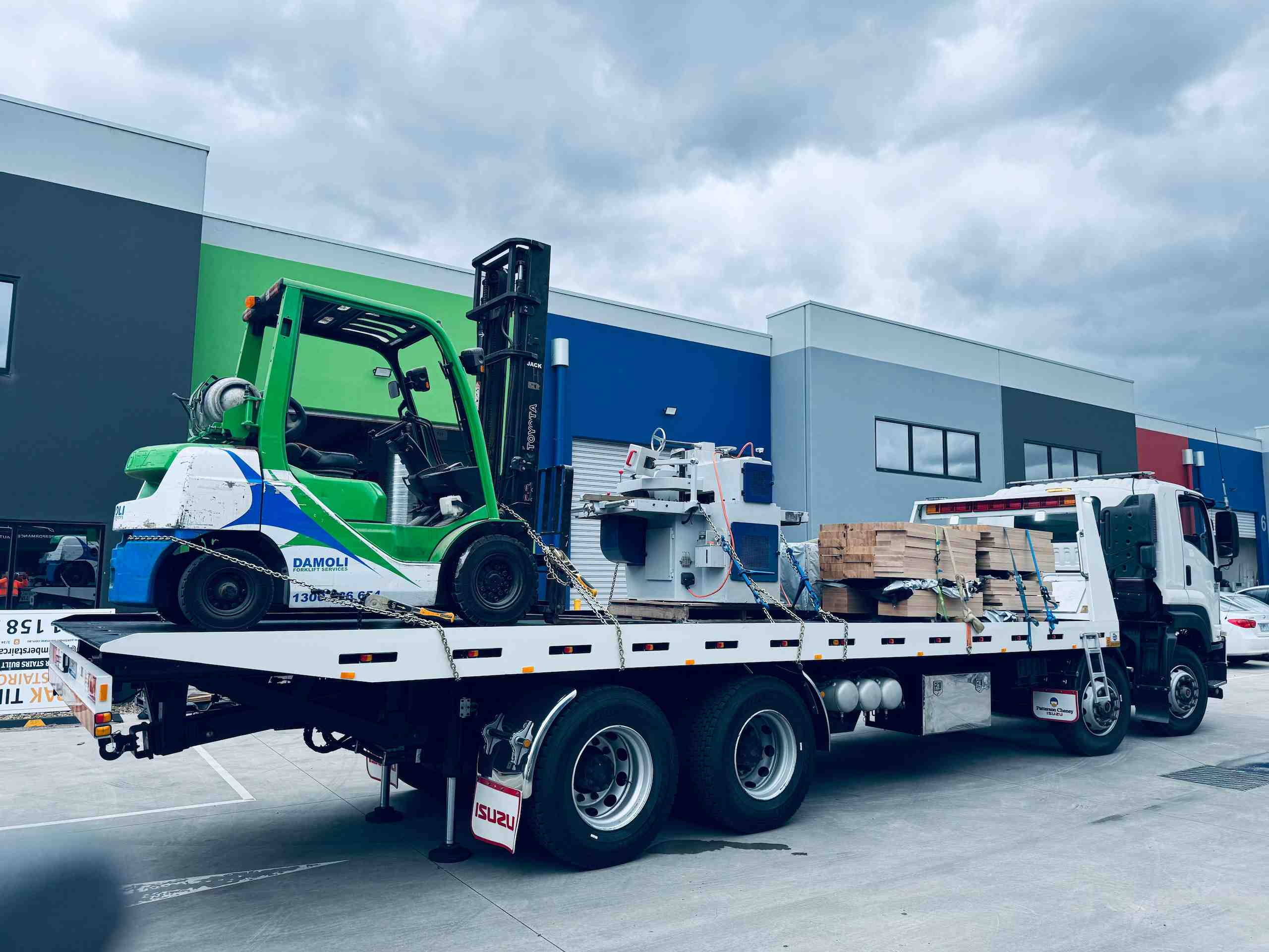 machinery towing megalift towing.jpg